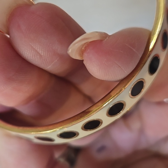 Kate Spade New York "In the Spotlight" Black/Cream/Gold Enamel Bangle Bracelet - Picture 7 of 8